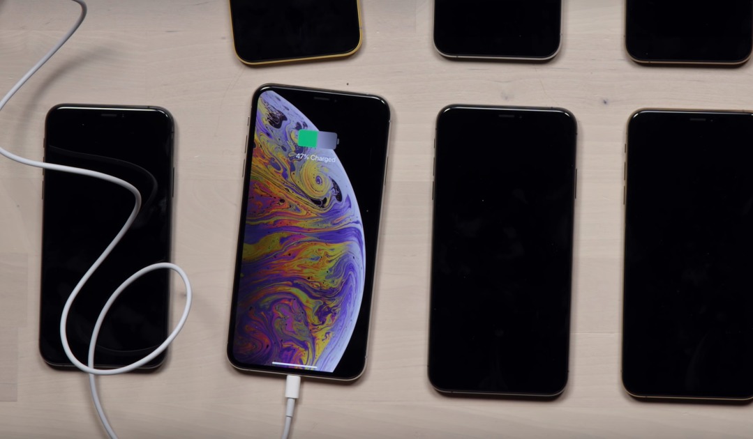 Dos jóvenes estafaron a Apple por casi un millón de dólares usando falsos iPhones.